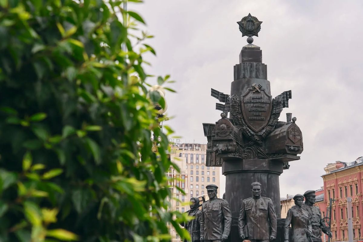 В преддверии Дня железнодорожника в Москве возложили цветы к памятнику первому Министру путей сообщения Российской империи Павлу Мельникову В преддверии Дня железнодорожника в Москве возложили цветы к памятнику первому Министру путей сообщения Российской империи Павлу Мельникову