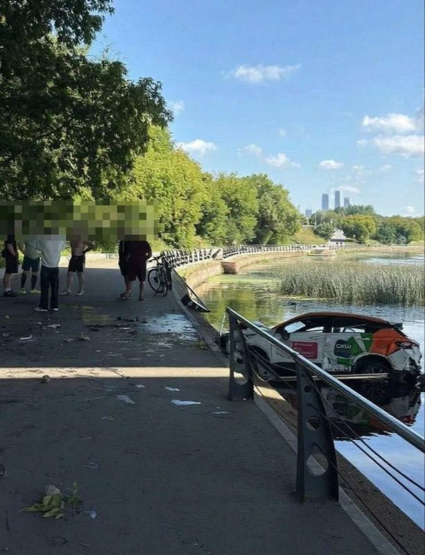 Каршеринг улетел в реку на Филевской набережной