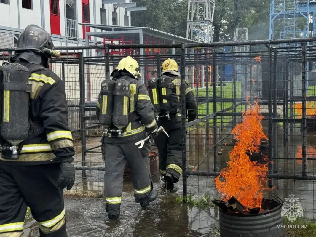 Газодымозащитники Южного округа столицы совершенствуют профессиональные навыки Газодымозащитники Южного округа столицы совершенствуют профессиональные навыки