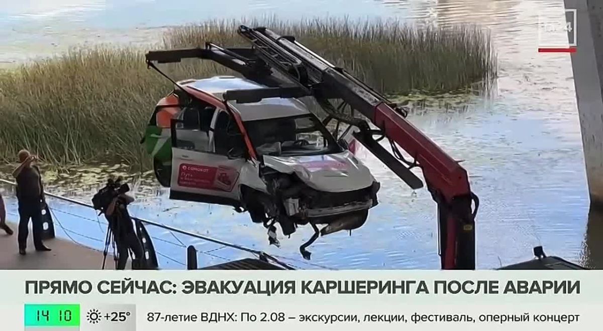 Каршеринг, который влетел в реку на Филевской набережной, достали из воды