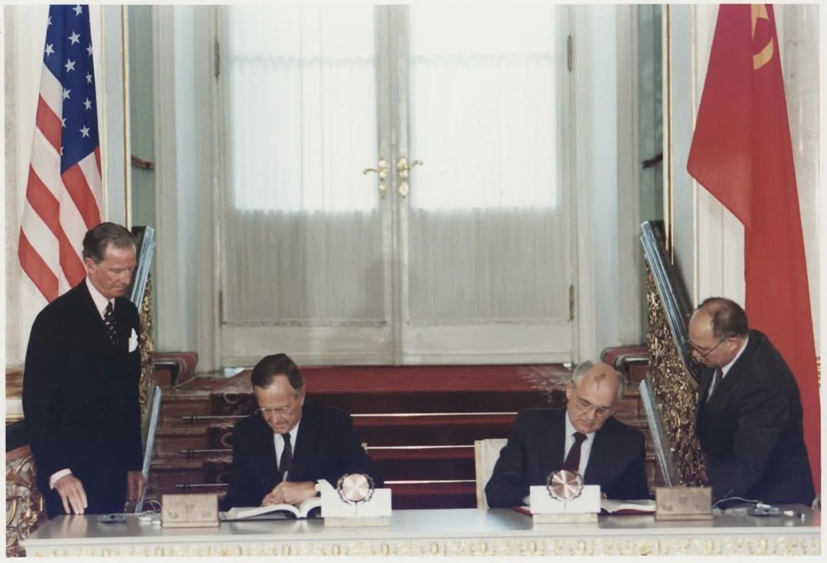 31 июля 1991 года в Москве между США и СССР был подписан Договор о сокращении стратегических наступательных вооружений (СНВ-1)