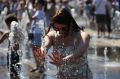 Лето возрождается!. Сегодня москвичей ждёт солнечная и сухая погода — никаких дождей! Температура воздуха +24…+26°, по области +22…+27°, ветер тёплый, северо-западный до 10 м/с