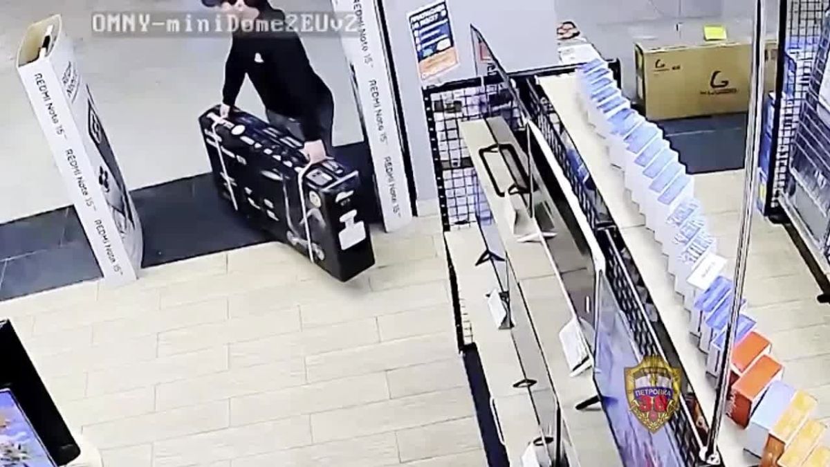 Мужчина как ни в чем не бывало вынес электросамокат из магазина на проспекте Андропова, пока сотрудники отвлеклись
