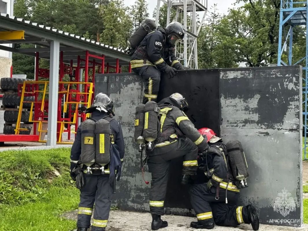 Газодымозащитники Южного округа столицы совершенствуют профессиональные навыки Газодымозащитники Южного округа столицы совершенствуют профессиональные навыки