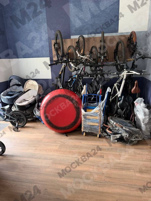 Десятки велосипедов, ватрушек и санок заняли двор в ЖК «Баланс»: там прошла колясочная революция Десятки велосипедов, ватрушек и санок заняли двор в ЖК «Баланс»: там прошла колясочная революция