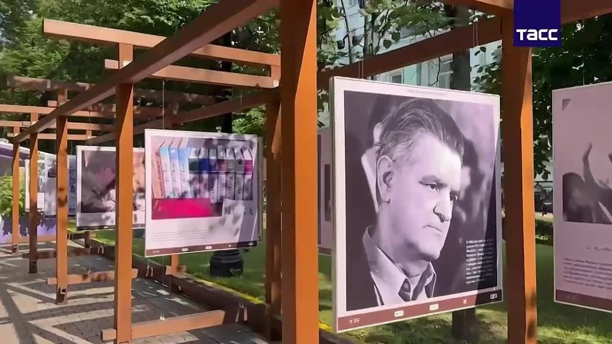 Выставочный проект "10 лет без Фазиля Искандера" представили в Москве на Страстном бульваре, передает корреспондент ТАСС