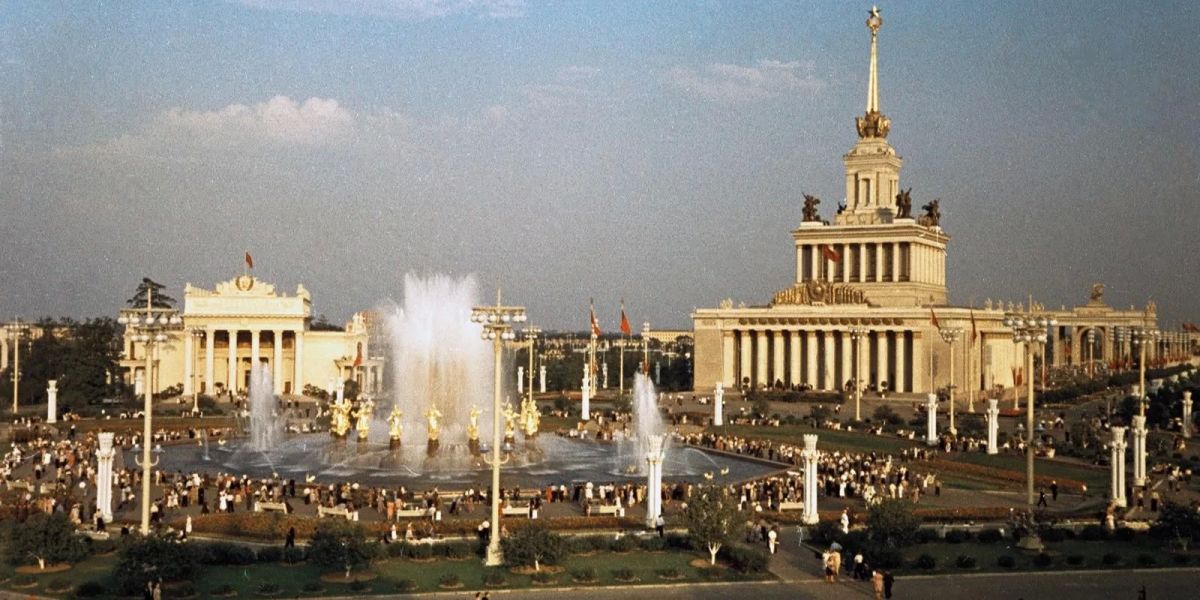 Фотофакт: На площади у фонтана «Дружба народов»