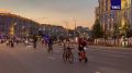 Участники ночного велофестиваля в Москве покидают место его проведения
