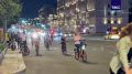 Полиция сгоняет участников велофестиваля, которые продолжают заезд, с Садового кольца
