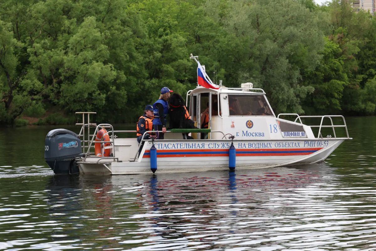 Столичные спасатели усилили патрулирование Москвы-реки и городских водоемов из-за жары