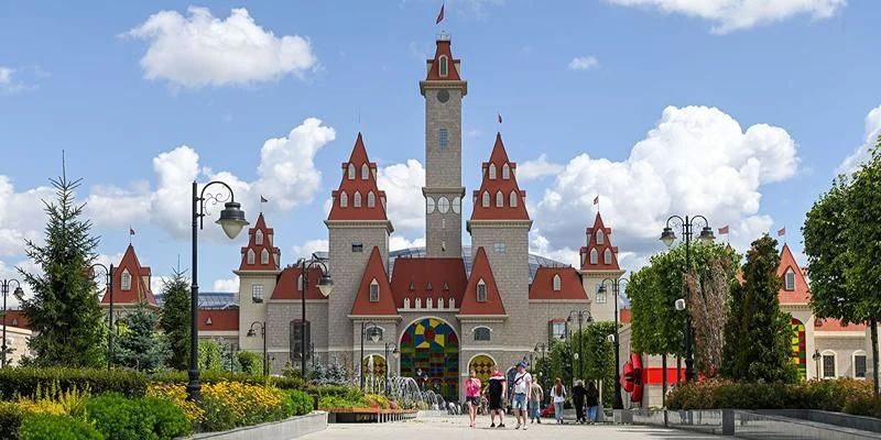 На «Острове мечты» начала работать уличная часть парка развлечений