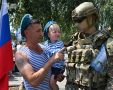 С размахом и по-семейному отмечает День десантника Москва