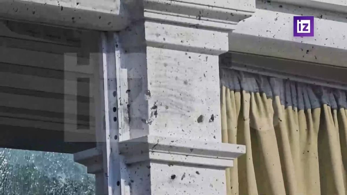 "Шторы в клочьях, а на колоннах — заметные сколы и выбоины": последствия взрыва в центре Москвы показал корреспондент "Известий" Александр Сафиулин