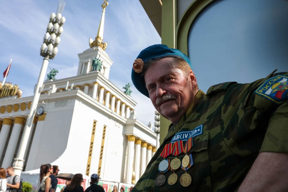 Улицы Москвы заполнили голубые береты Улицы Москвы заполнили голубые береты