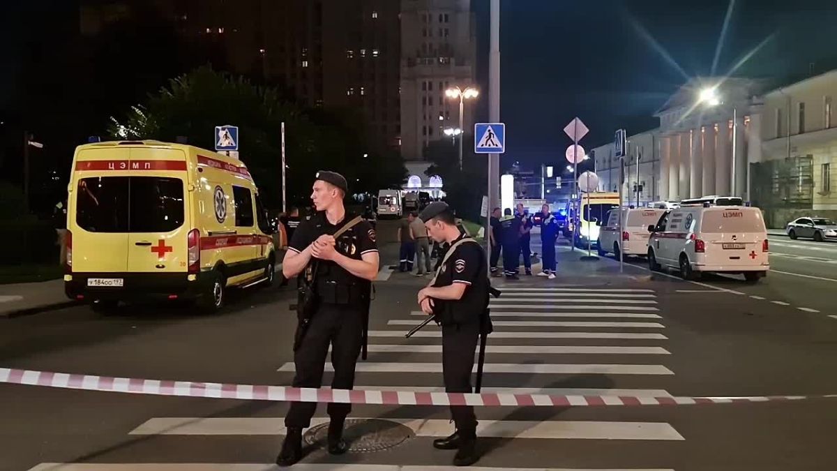 Взрыв на Кудринской площади в Москве: кадры с места происшествия