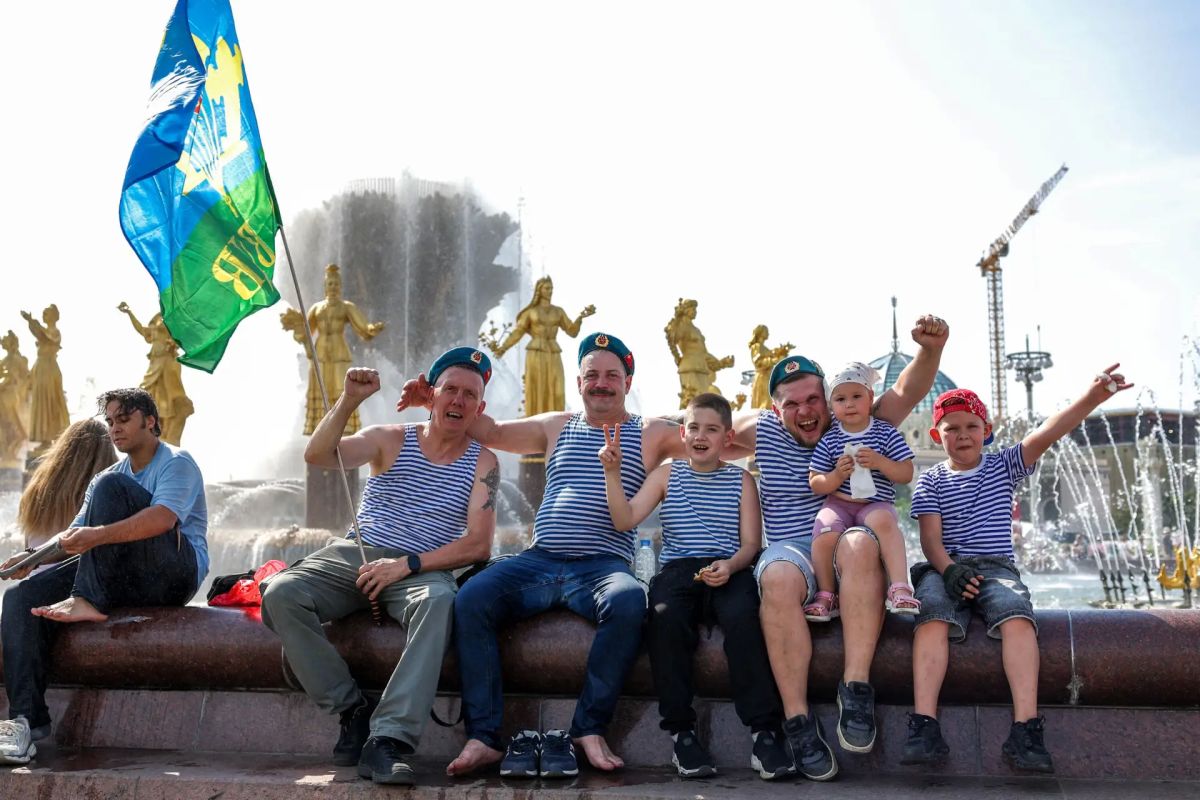 Улицы Москвы заполнили голубые береты Улицы Москвы заполнили голубые береты