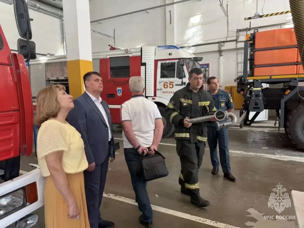 Экскурсия в пожарную часть: знакомство с работой огнеборцев Экскурсия в пожарную часть: знакомство с работой огнеборцев