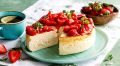 Нежный чизкейк с клубничным соусом и фисташками — десерт для настоящих гурманов