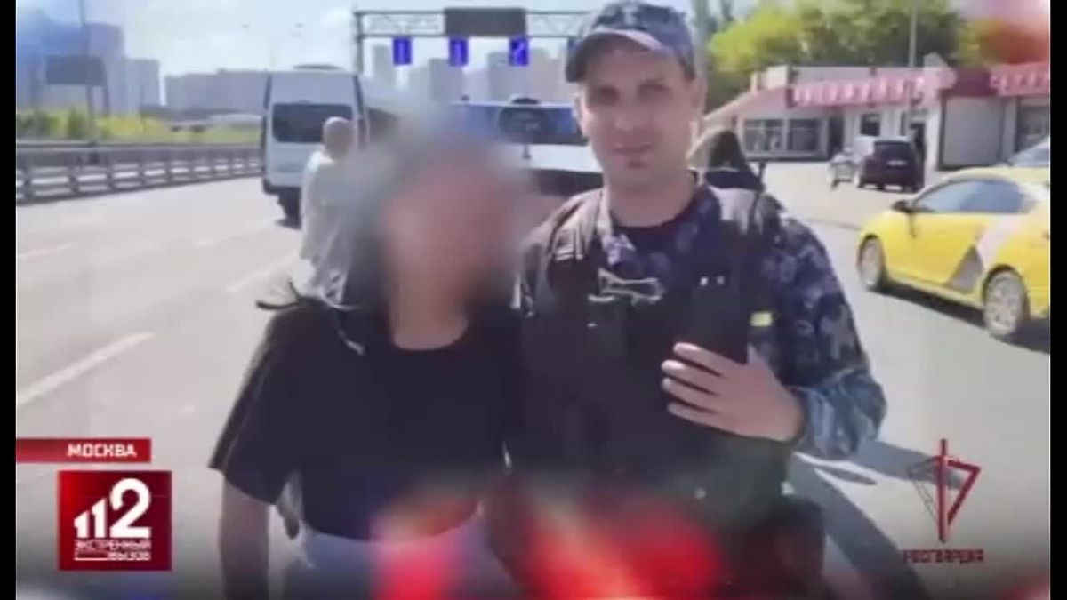 На западе Москвы экипаж вневедомственной охраны Росгвардии помог семье с неисправным автомобилем