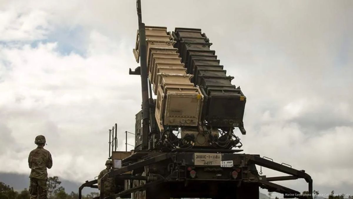 США израсходовали практически все высокоточные ракеты большой дальности за время войны с Ираном, пишет Reuters