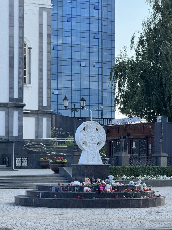Оператор моего новостного канала съездил к стихийному мемориалу у поклонного креста возле собора Александра Невского в Краснодаре и прислал видео Оператор моего новостного канала съездил к стихийному мемориалу у поклонного креста возле собора Александра Невского в Краснодаре и прислал видео