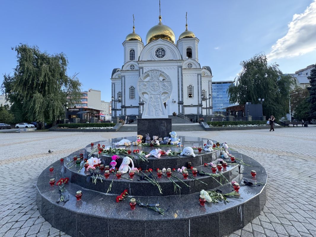 Оператор моего новостного канала съездил к стихийному мемориалу у поклонного креста возле собора Александра Невского в Краснодаре и прислал видео Оператор моего новостного канала съездил к стихийному мемориалу у поклонного креста возле собора Александра Невского в Краснодаре и прислал видео