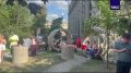 Ко Дню строителя в центре Москвы установили кафе-станцию "Штаб строительства", где можно приобрести тематические угощения, мерч и котиков в касках