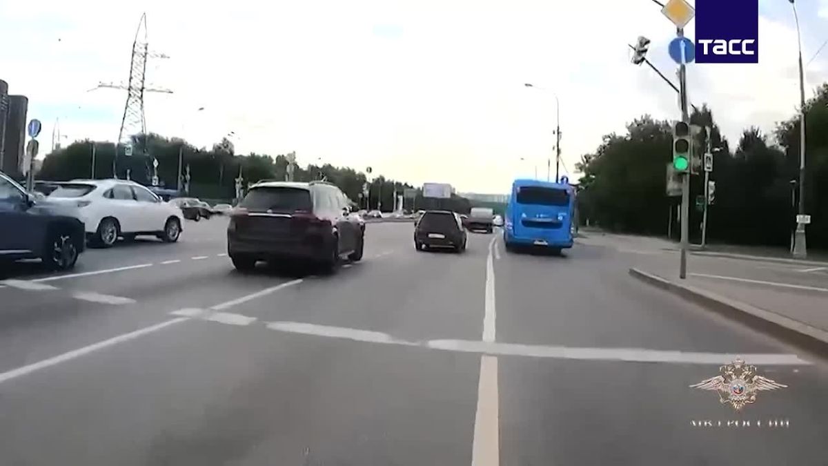 Женщина на машине без номеров нарушала ПДД, уходя от погони, сообщили в МВД