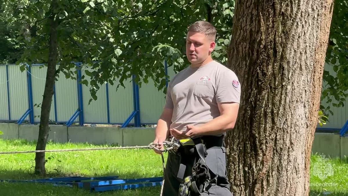 В Москве прошли тактические занятия по проведению аварийно-спасательных работ на кровле зданий