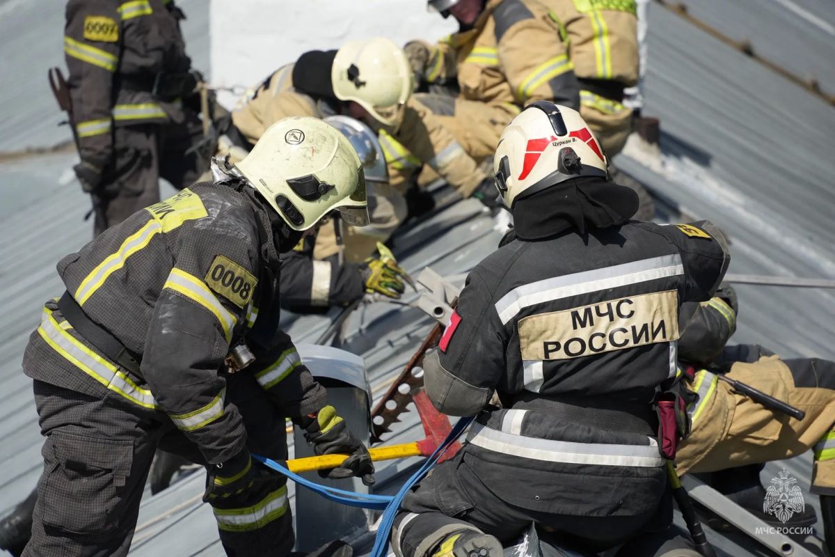 В Москве прошли тактические занятия по проведению аварийно-спасательных работ на кровле зданий В Москве прошли тактические занятия по проведению аварийно-спасательных работ на кровле зданий