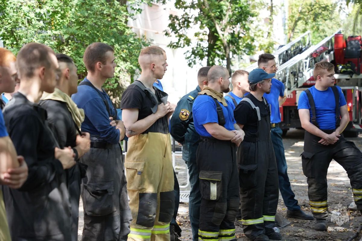 В Москве прошли тактические занятия по проведению аварийно-спасательных работ на кровле зданий В Москве прошли тактические занятия по проведению аварийно-спасательных работ на кровле зданий