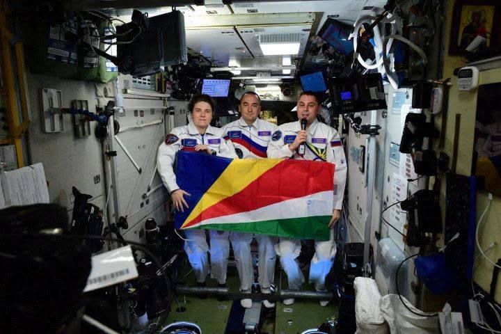 Сейшельский флаг в космосе: новый символ дружбы Виктории и Москвы Сейшельский флаг в космосе: новый символ дружбы Виктории и Москвы