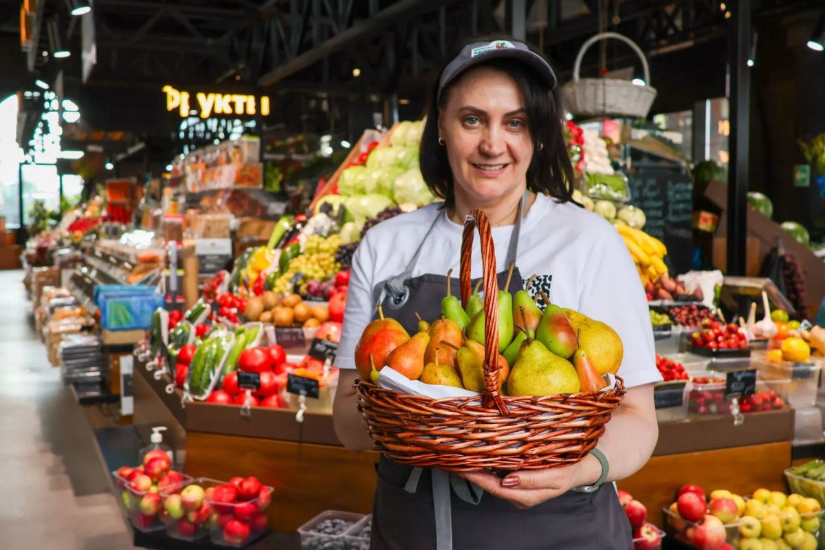 Хочется пошутить про грушу, которую нельзя скушать, но на московских ярмарках продаются самые вкусные фрукты, сезон которых как раз начался