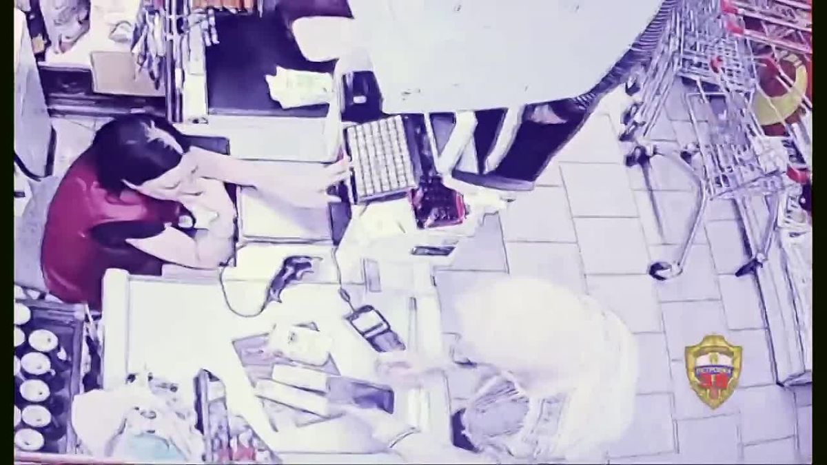 Секундная рассеянность за 17 000 рублей: полицейские столицы вернули пенсионеру украденный телефон