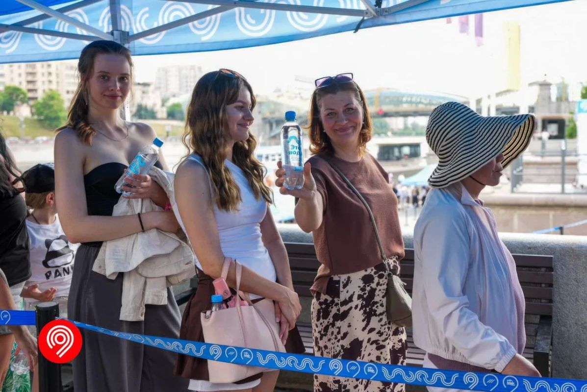 Сегодня снова раздаем воду, чтобы вам было комфортнее в жару Сегодня снова раздаем воду, чтобы вам было комфортнее в жару