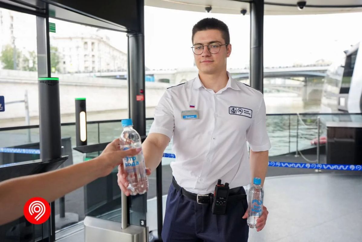 Сегодня снова раздаем воду, чтобы вам было комфортнее в жару Сегодня снова раздаем воду, чтобы вам было комфортнее в жару