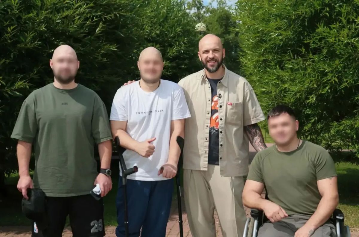 Рэпер ST посетил раненых росгвардейцев в Главном военном клиническом госпитале ведомства