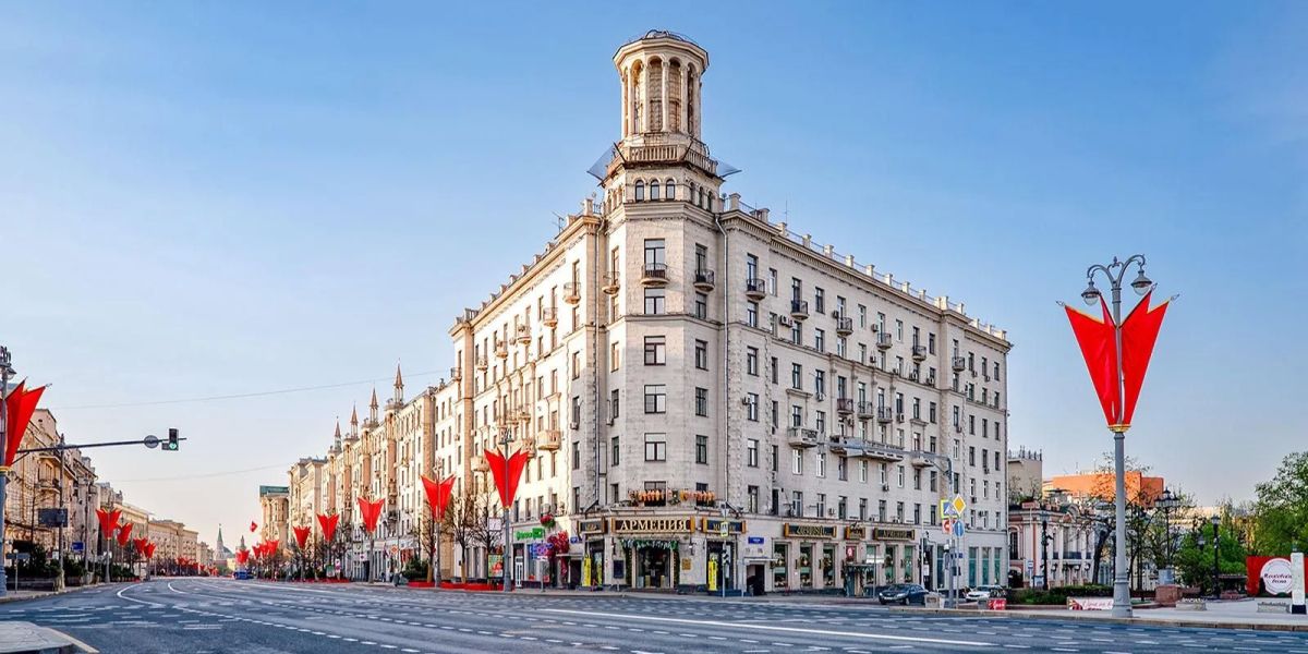 На здание в центре Москвы (Тверская улица, дом 17) вернется скульптура девушки высотой около 7 метров