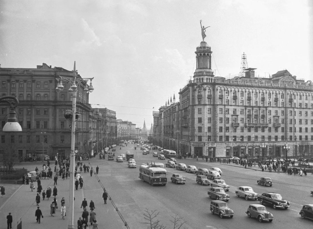 На здание в центре Москвы (Тверская улица, дом 17) вернется скульптура девушки высотой около 7 метров На здание в центре Москвы (Тверская улица, дом 17) вернется скульптура девушки высотой около 7 метров