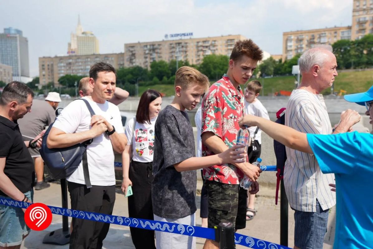 Сегодня снова раздаем воду, чтобы вам было комфортнее в жару Сегодня снова раздаем воду, чтобы вам было комфортнее в жару