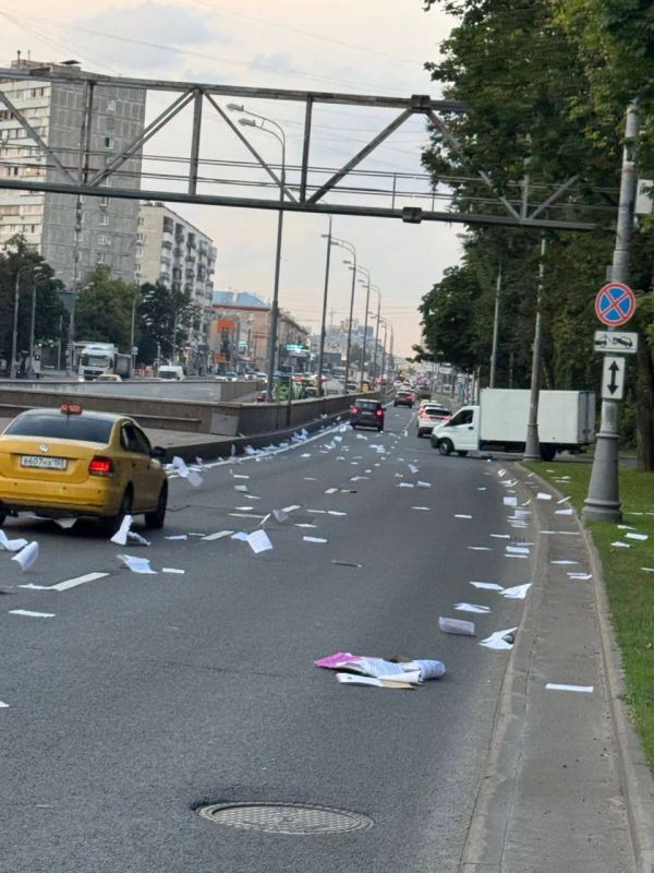 Кто-то разбросал очень много музыки на дорогах Москвы