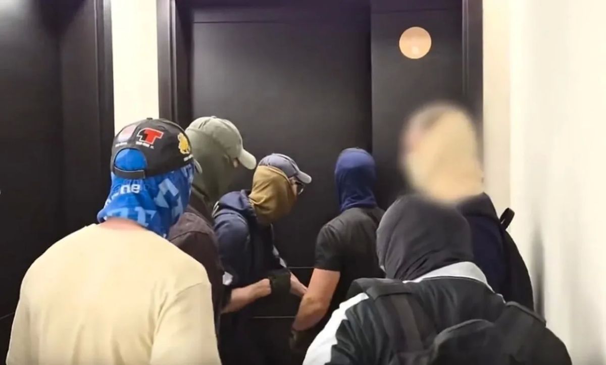 Сотрудники ФСБ и МВД ликвидировали в деловом центре «Москва-Сити» девять нелегальных криптообменников, через которые украинские колл-центры выводили деньги, похищенные у россиян телефонными мошенниками