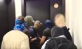 Сотрудники ФСБ и МВД ликвидировали в деловом центре «Москва-Сити» девять нелегальных криптообменников, через которые украинские колл-центры выводили деньги, похищенные у россиян телефонными мошенниками