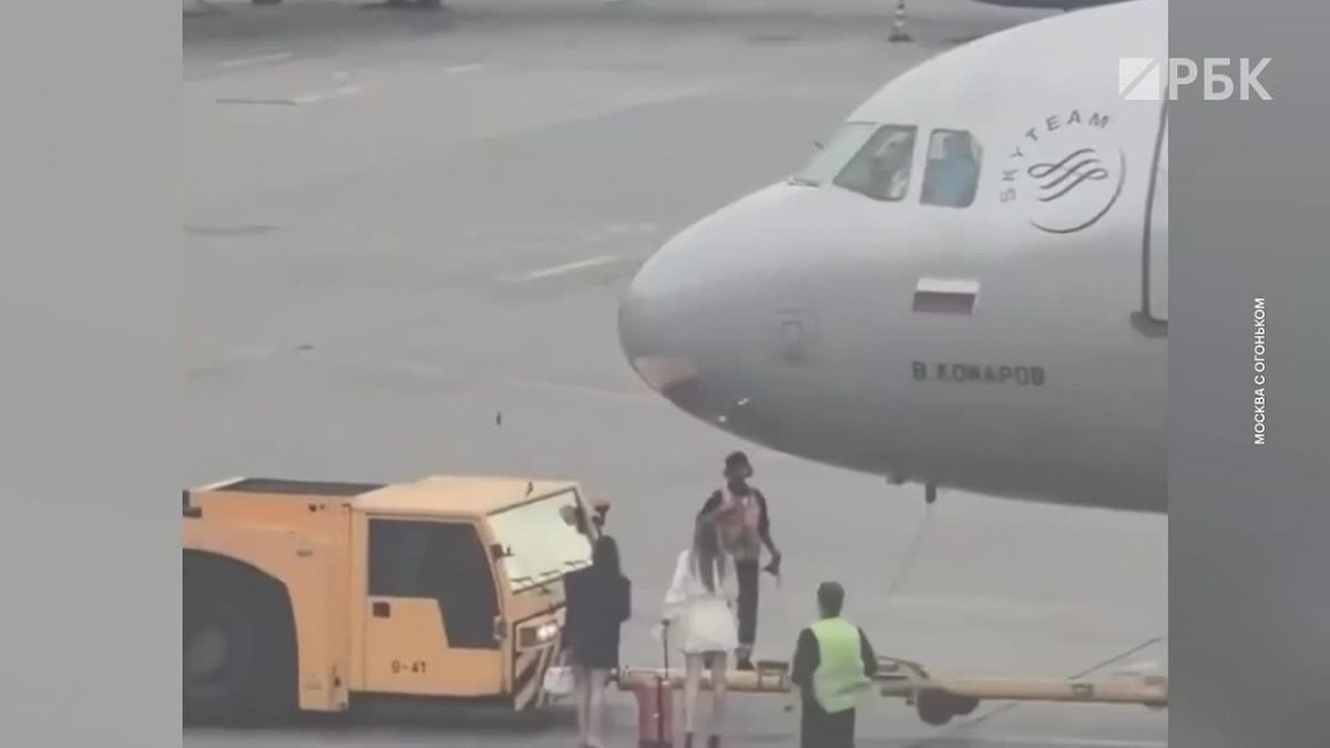 Две девушки в Шереметьево опоздали на рейс и выбежали за самолетом