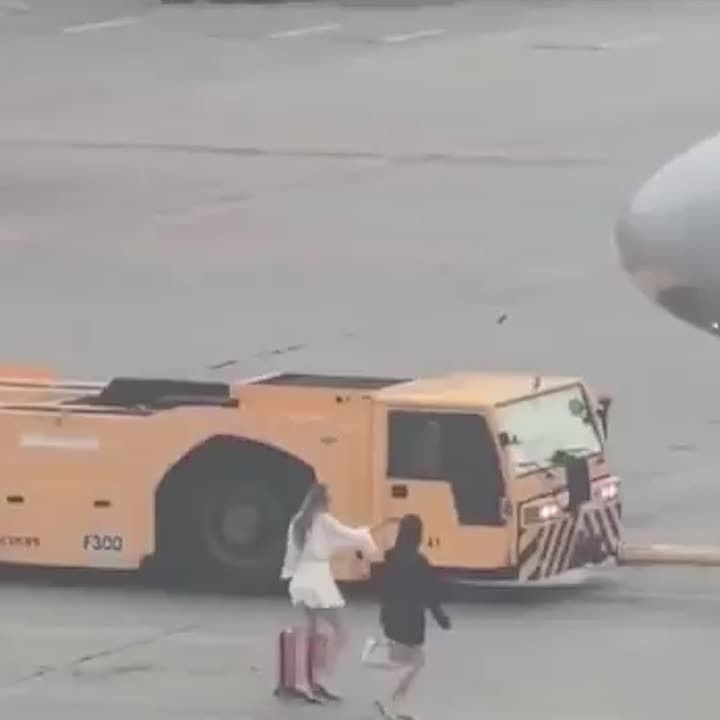 Два пассажира вышли на летное поле аэропорта Шереметьево, сообщили в прокуратуре