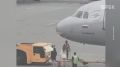Две девушки в Шереметьево опоздали на рейс и выбежали за самолетом