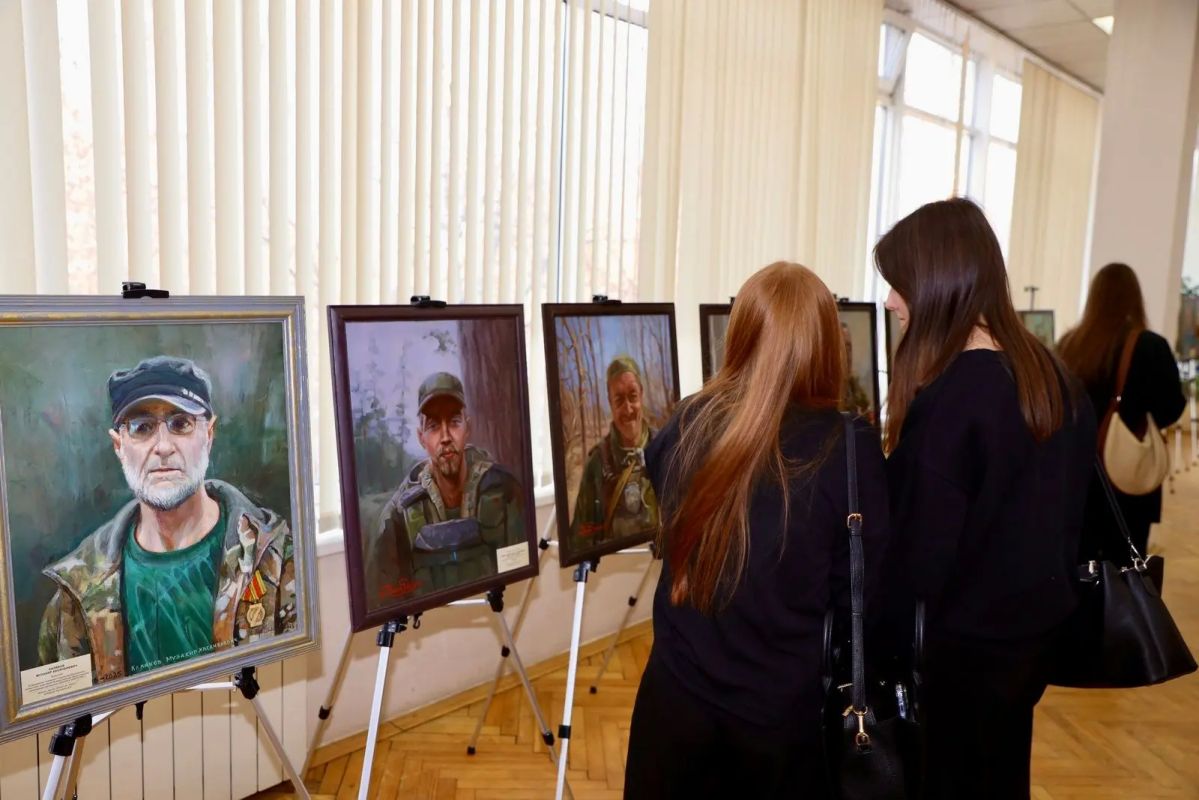 В Москве проходит выставка портретов героев специальной военной операции «Мужество В Москве проходит выставка портретов героев специальной военной операции «Мужество