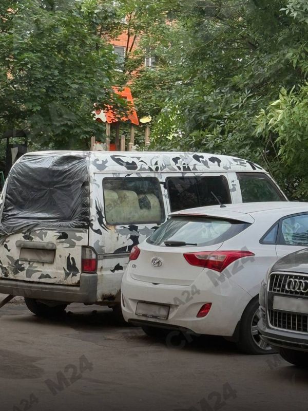 Огромные канистры бензина и автомасел хранятся прямо во дворе жилого дома