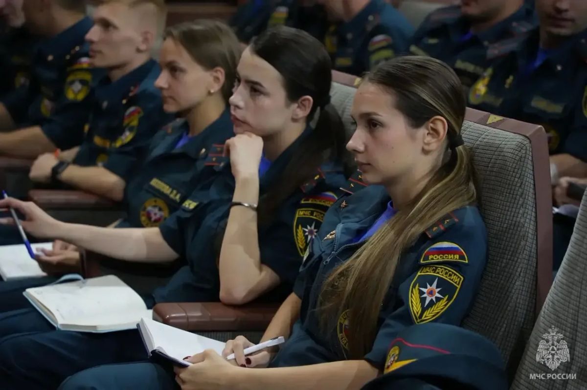В столичном гарнизоне МЧС России начался учебно-методический сбор для молодых офицеров В столичном гарнизоне МЧС России начался учебно-методический сбор для молодых офицеров