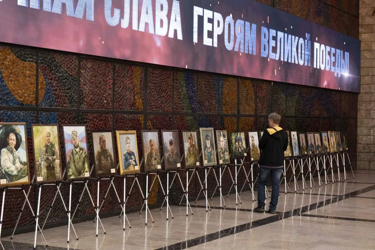 В Москве проходит выставка портретов героев специальной военной операции «Мужество В Москве проходит выставка портретов героев специальной военной операции «Мужество